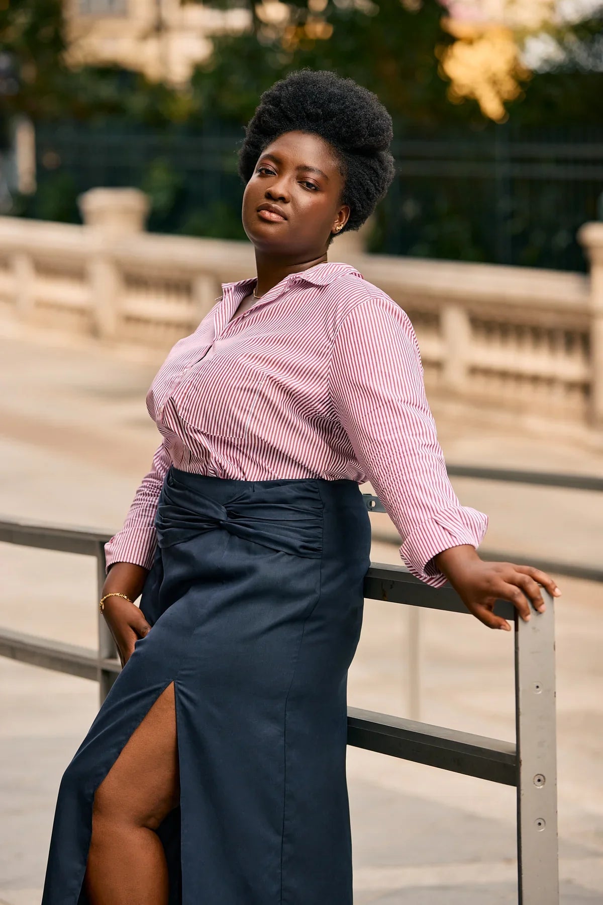 Woman wearing KS Vestiaire intemporel organic Cotton Poplin Shirt with Red Stripes