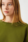 VITA Avocado Crop Sweatshirt on Woman - Sustainable Fashion Choice for a Trendy Look