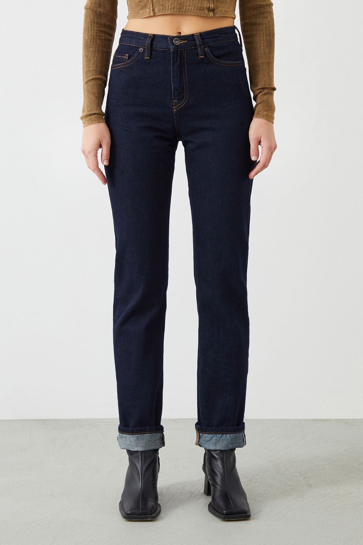 On-trend MIRA Boyfriend Fit Dark Blue Selvedge Women's Jeans for the style-savvy.